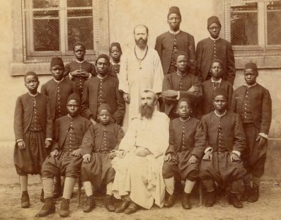 Mons. Léon Livinhac y el padre Ludovic Girault, de los padres blancos, junto a 14 ugandeses convertidos en 1890